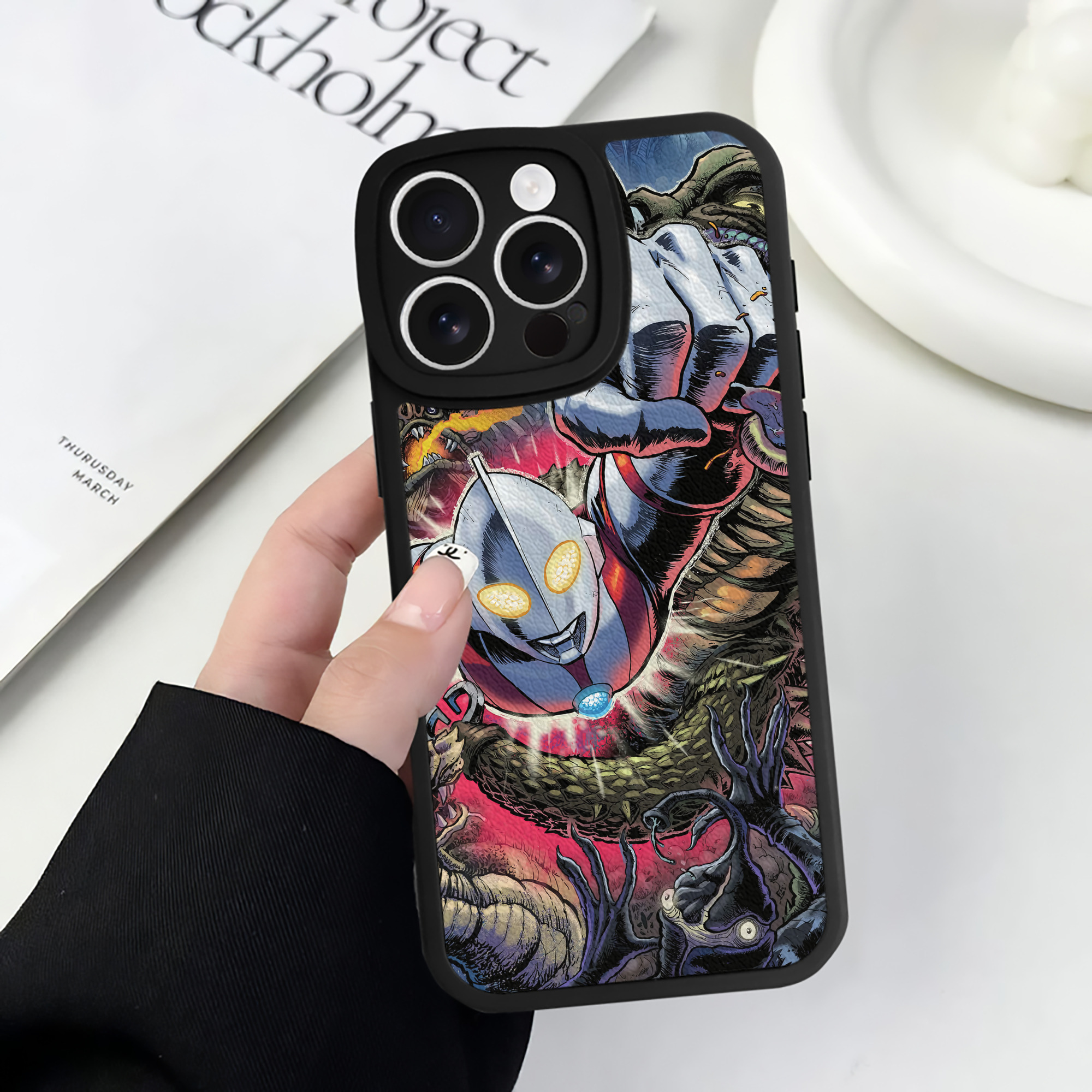 （画像用） ウルトラマン Ultraman 【iPhone 16シリーズ対応】シリコンスマホケース（レザー調） 材質：シリコン